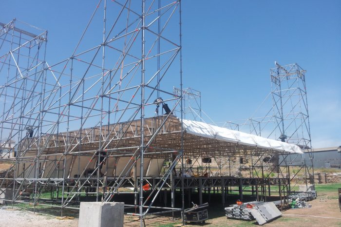montaggio copertura palco