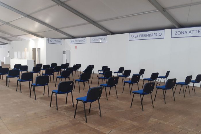 Zona attesa tensostruttura porto di palermo